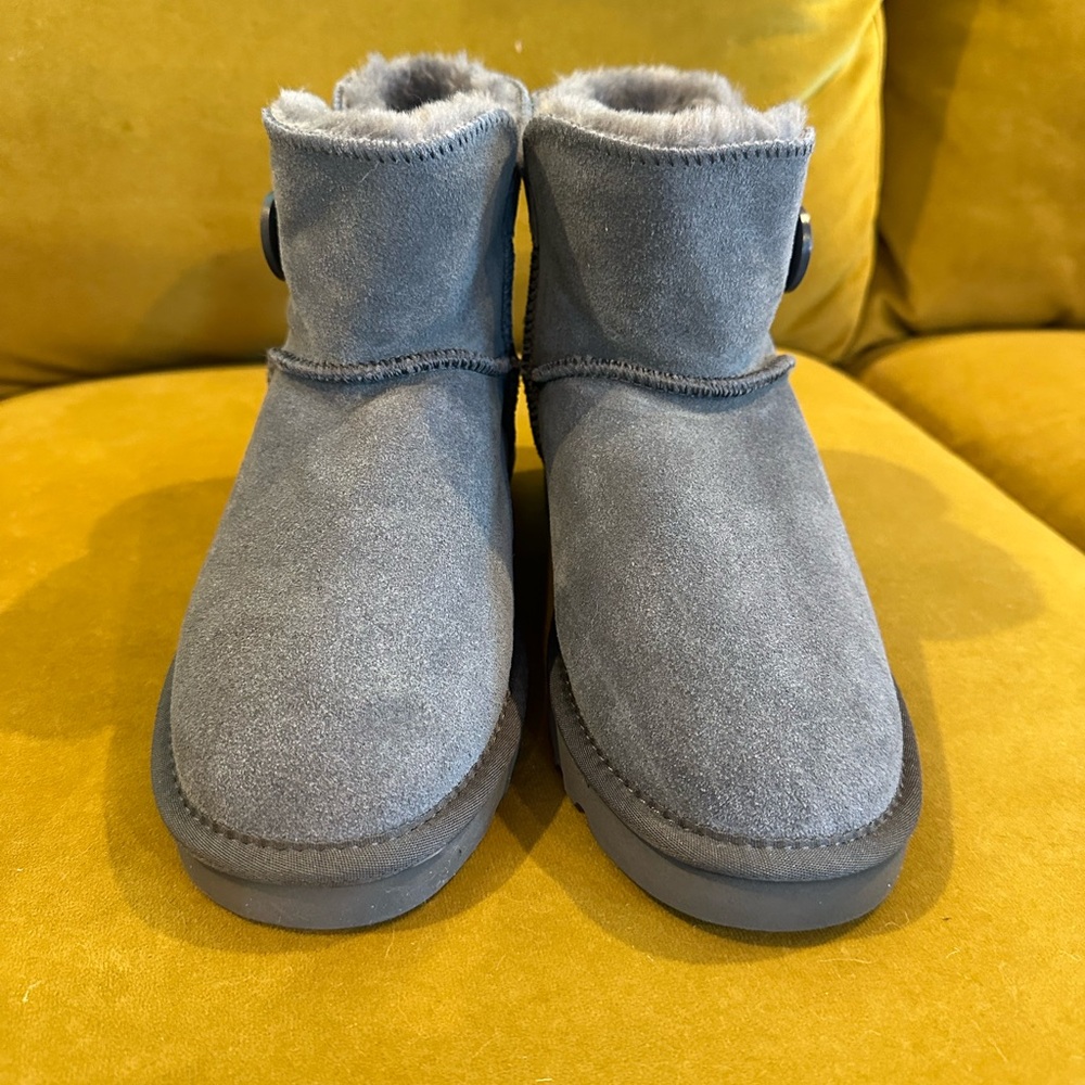 UGG *BRAND NEW* Mini Bailey Button II Boots Gray Grey Size 9